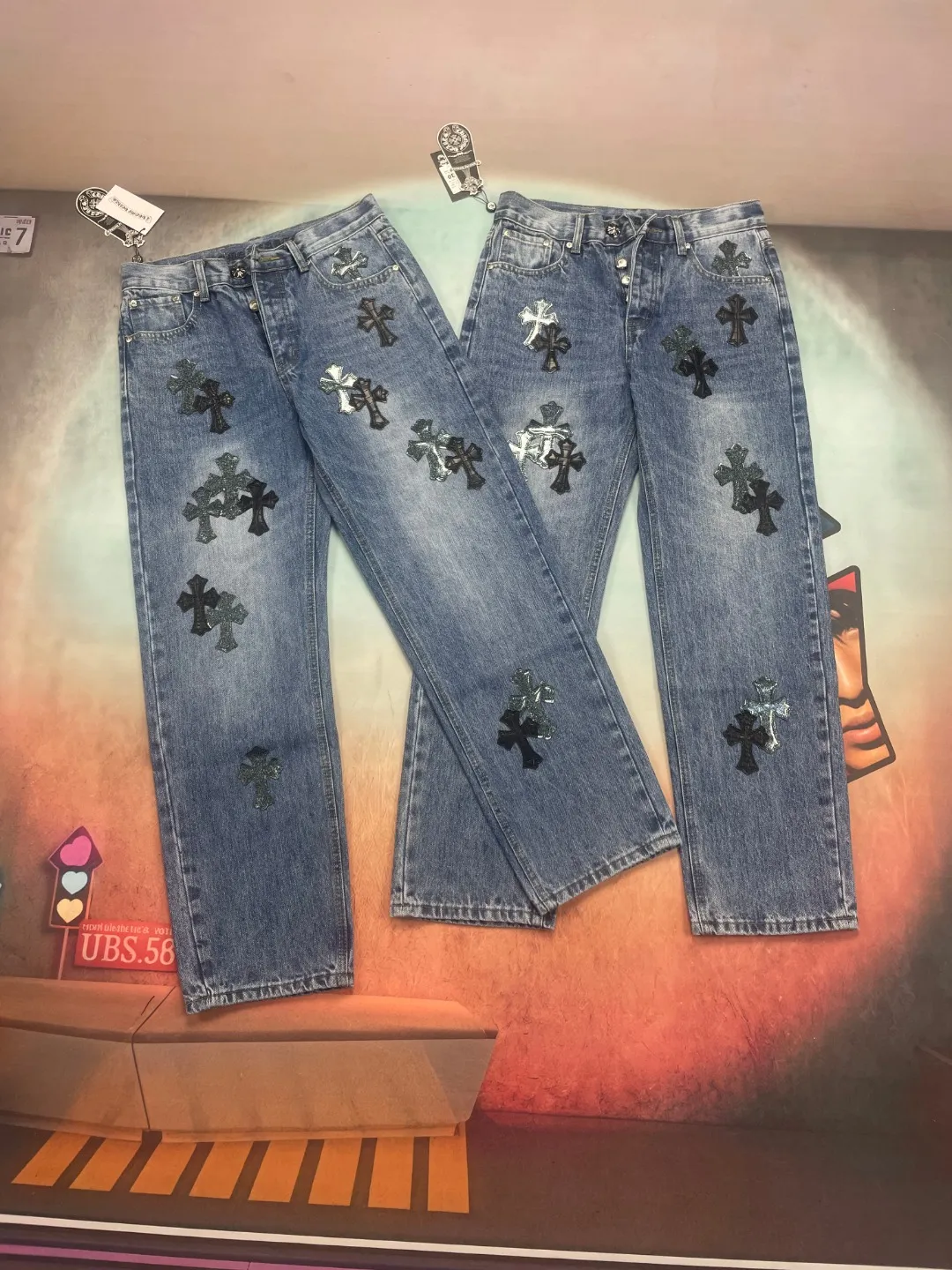 🅿️300 🔘Model No.-KL167 🔘Cro Heart𝐂𝐡𝐫𝐨𝐦𝐞 𝐇𝐞𝐚𝐫𝐭 Blue Bull Starry Sky Cross Patched Leather Jeans* These Croix Heart Jeans! It is really a treasure item in the fashion circle! It uses super unique starry sky theme leather elements, mostly in the shape of a cross, and there is glitter on the leather surface! Under the light, it is so dazzling that it instantly becomes the focus of the crowd. This design is simply unique, the details are handled to perfection, simple and elegant. The workmanship is also very exquisite, the entire trousers are neatly routed, every small detail is not careless, and the sense of quality is full. Moreover, its shape is awesome and its genderless style can be easily worn by both men and women, making it instantly trendy! The matching suggestions are as follows: Street fashion style: Wear a black loose hooded sweatshirt with a personalized graffiti pattern on it, a black leather jacket from Croix Heart, and a pair of black high-top sneakers, such as Converse 1970s black model. For accessories, you can choose Croixin’s silver necklace and ring, and then wear a black baseball cap to look cool and trendy when walking on the street. Casual fashion style: wear a white cotton short-sleeved T-shirt underneath, simple and clean. Pair it with a light-colored denim jacket, these crotch jeans, and a pair of white shoes, like Nike's Air Force 1. Wear a simple black backpack for daily outings and shopping, which is comfortable and fashionable. Personalized retro style: Choose a floral shirt, the pattern can be retro polka dots or paisley patterns, and tuck the hem of the shirt into your pants. Pair it with a pair of brown retro leather shoes or Martin boots with thick soles. Wearing a pair of round retro sunglasses, the overall look is unique and retro.  Size: S M L XL XXL (28.30.32.34.36) Color: Blue